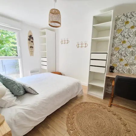 Spacieux Avec Parking Proche Apartamento