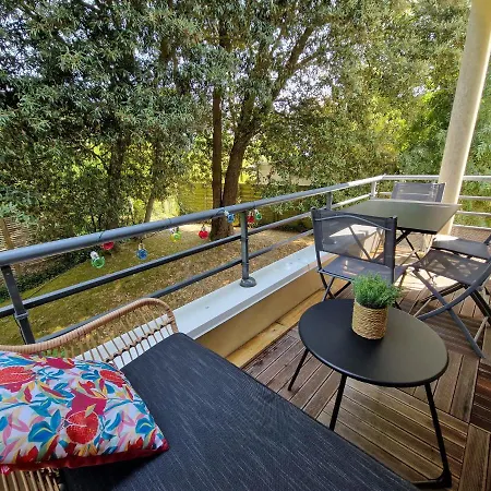 Spacieux Avec Parking Proche Apartamento