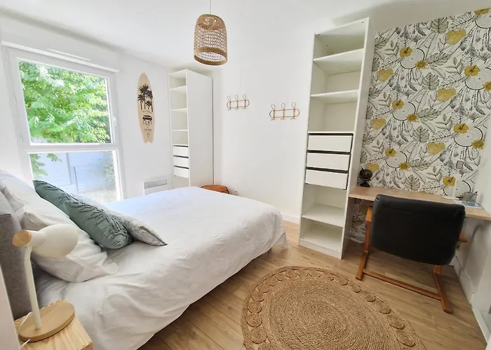 Spacieux Avec Parking Proche Appartement